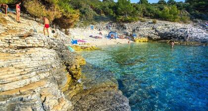 Air-conditioned apartment 250 m from the beach with private boat mooring