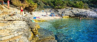 Air-conditioned apartment 250 m from the beach with private boat mooring