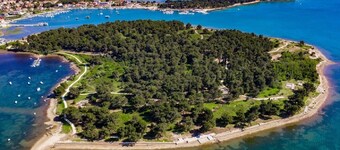 Aircondition lejlighed 250 m fra stranden med privat båd fortøjning