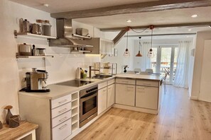 Kjøleskap, mikrobølgeovn, ovn og kokeplater