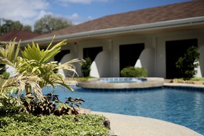 Una piscina al aire libre