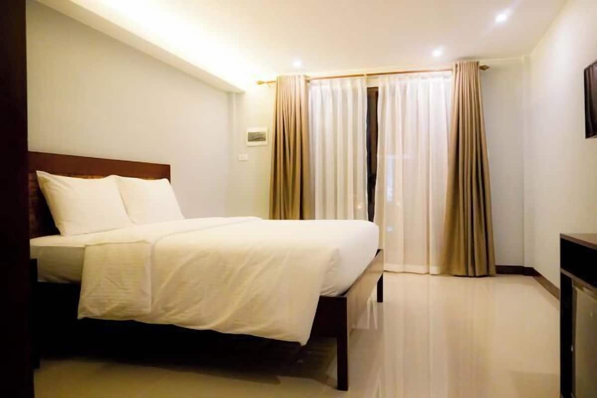 Minibar, in-room safe, desk, free WiFi