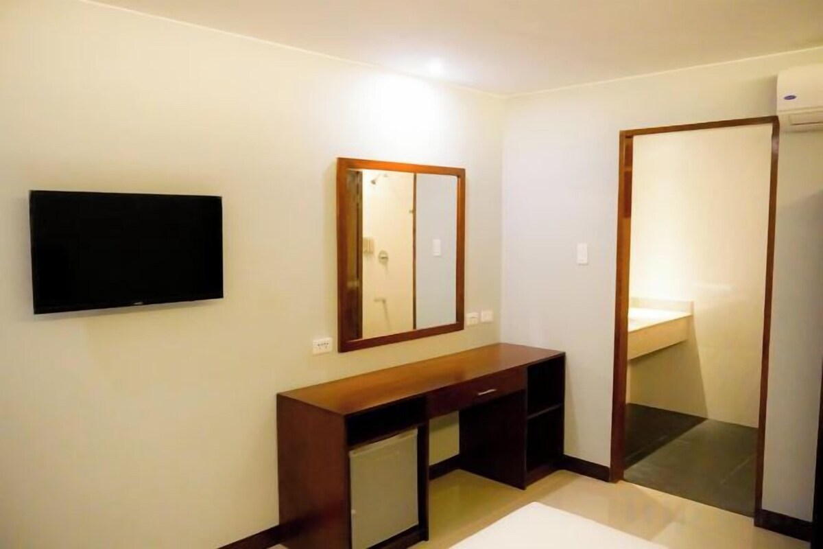 Minibar, coffres-forts dans les chambres, bureau, Wi-Fi gratuit