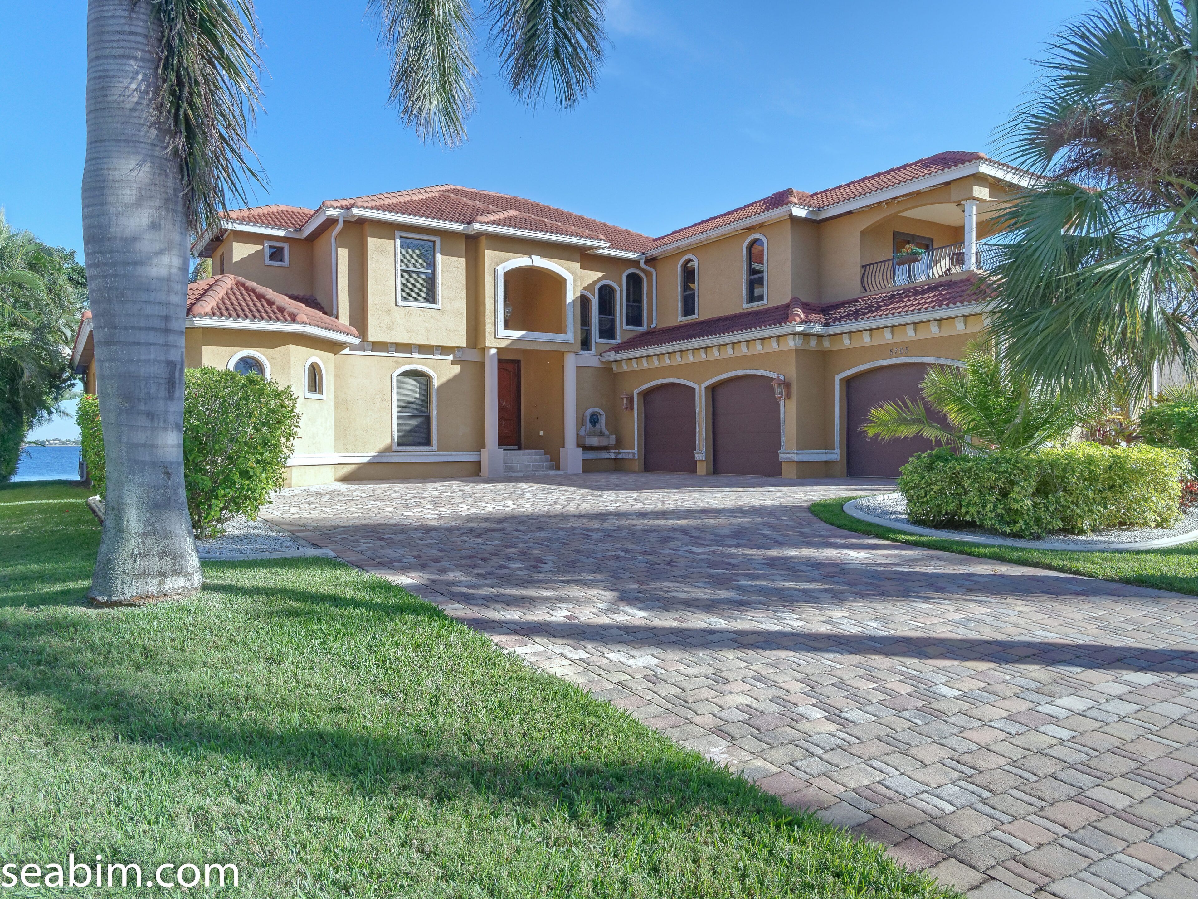 No dock anymore -SEABIM villa XANZURIO - located on the river ** pool