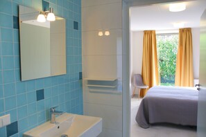 6 bedrooms, iron/ironing board, WiFi, wheelchair access
