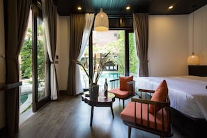 Minibar, in-room safe, desk, laptop workspace - Mai Villa & Apartment (Da Nang)