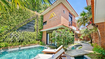 Bar junto a la piscina