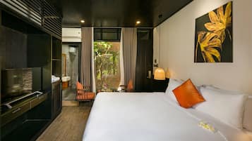 Minibar, caja de seguridad en la habitación y escritorio