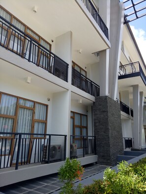 Deluxe Front view | Bed sheets - The Crown Residences at Harbour Springs (Puerto Princesa)