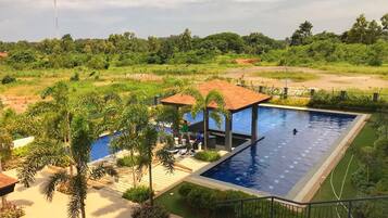 Deluxe Pool View | Bed sheets