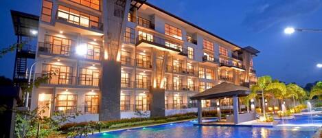 숙박 시설 정면 - 저녁/밤