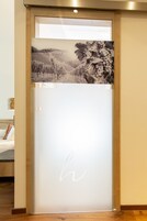 1 多间卧室、防过敏的被褥、客房内保险箱、办公桌