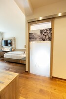 1 多间卧室、防过敏的被褥、客房内保险箱、办公桌