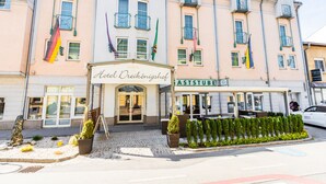 Un hotel con un letrero que dice "Hotel Kreuzkönigshof" y "ASTSTUBE" en la fachada.