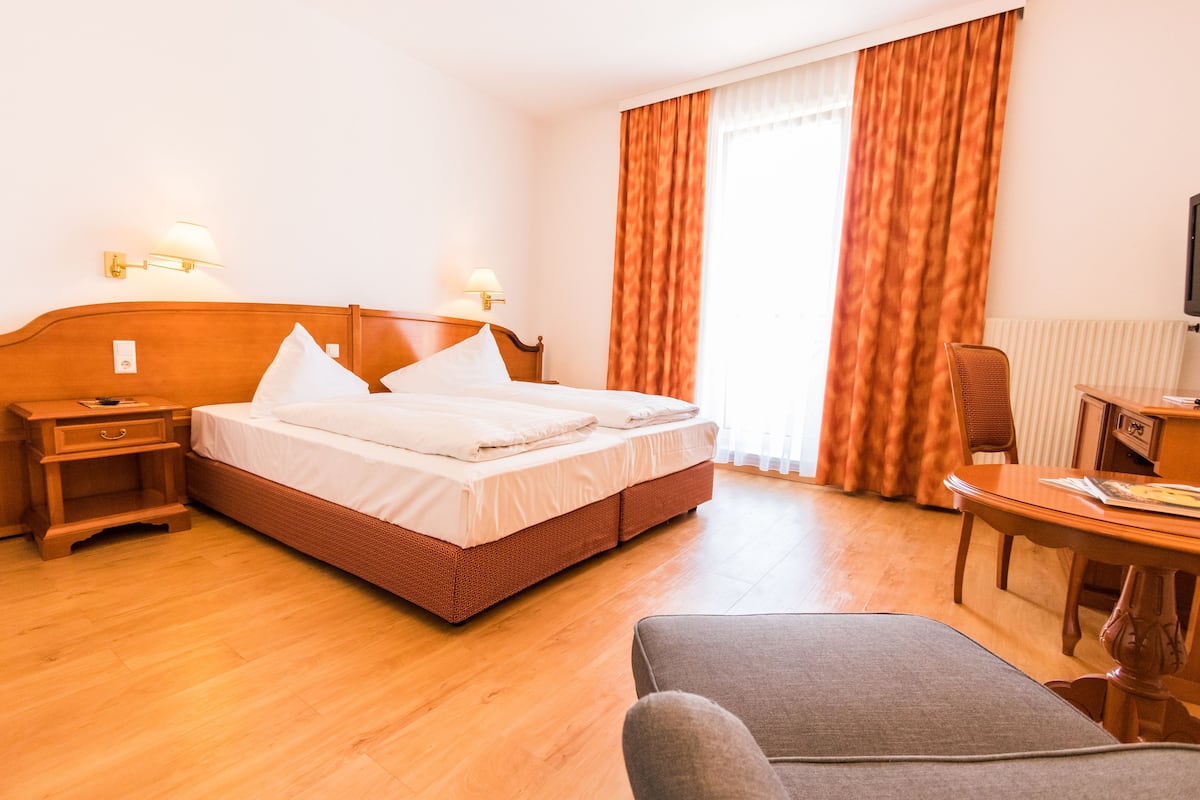 1 bedroom, hypo-allergenic bedding, in-room safe, desk