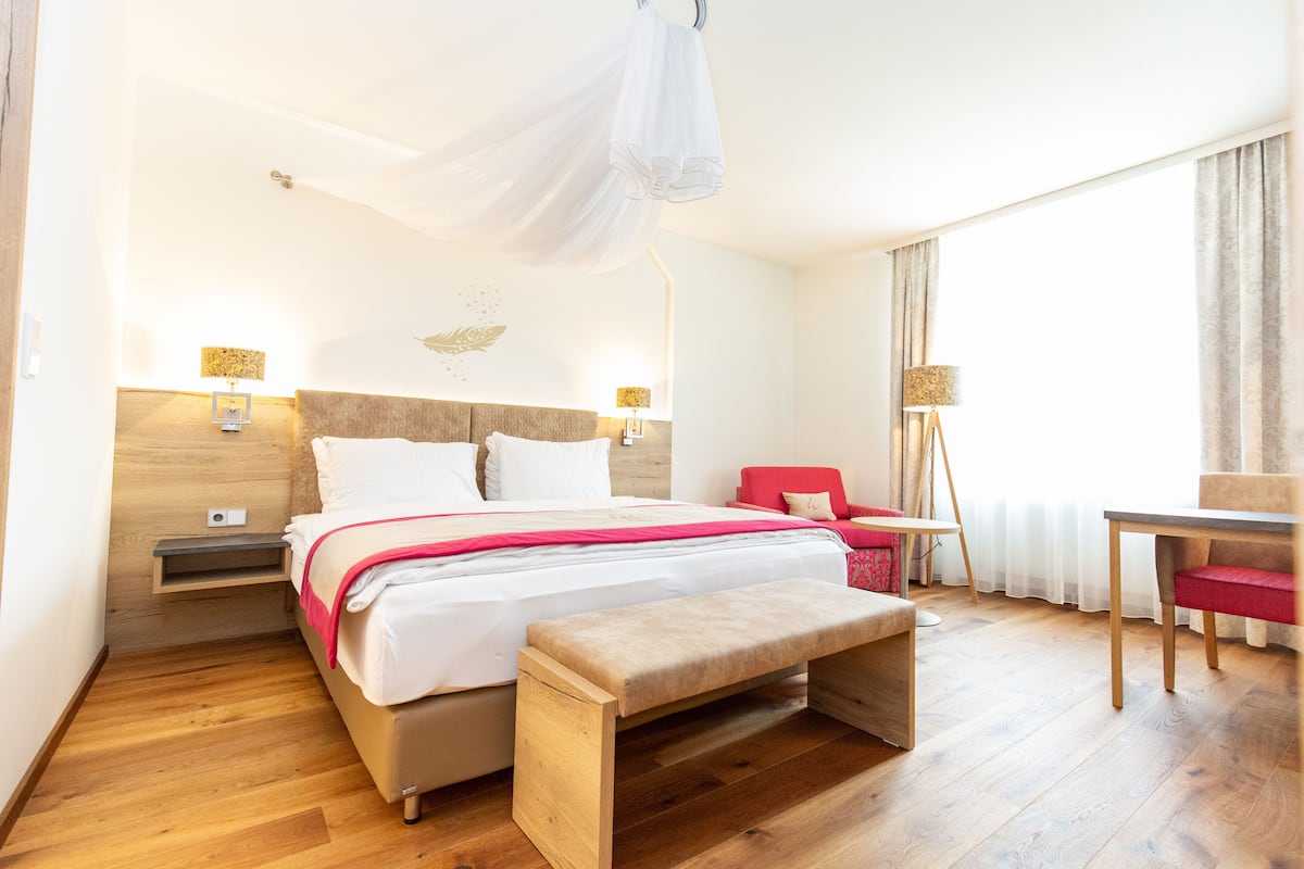 1 dormitorio, ropa de cama hipoalergénica, caja fuerte y escritorio