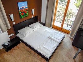 Escritorio y espacio para trabajar con laptop 