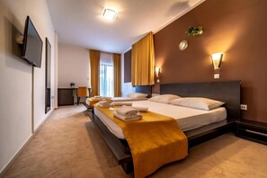 Desk, laptop workspace, soundproofing, free cribs/infant beds - Hotel Nikola (Vodice)