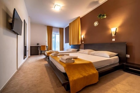 Escritorio y espacio para trabajar con laptop