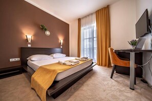 Desk, laptop workspace, soundproofing, free cribs/infant beds - Hotel Nikola (Vodice)