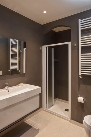 Deluxe Quadruple Room (Era) | Bathroom | Shower, rainfall showerhead, hair dryer, bidet - Mitodea - Residenza d' epoca (Bologna)