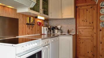 KylskÄp, spishÀll, diskmaskin och kaffe- och tebryggare