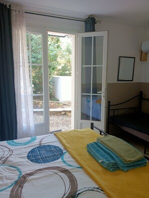 Double Room | Cribs/infant beds, free WiFi, bed sheets