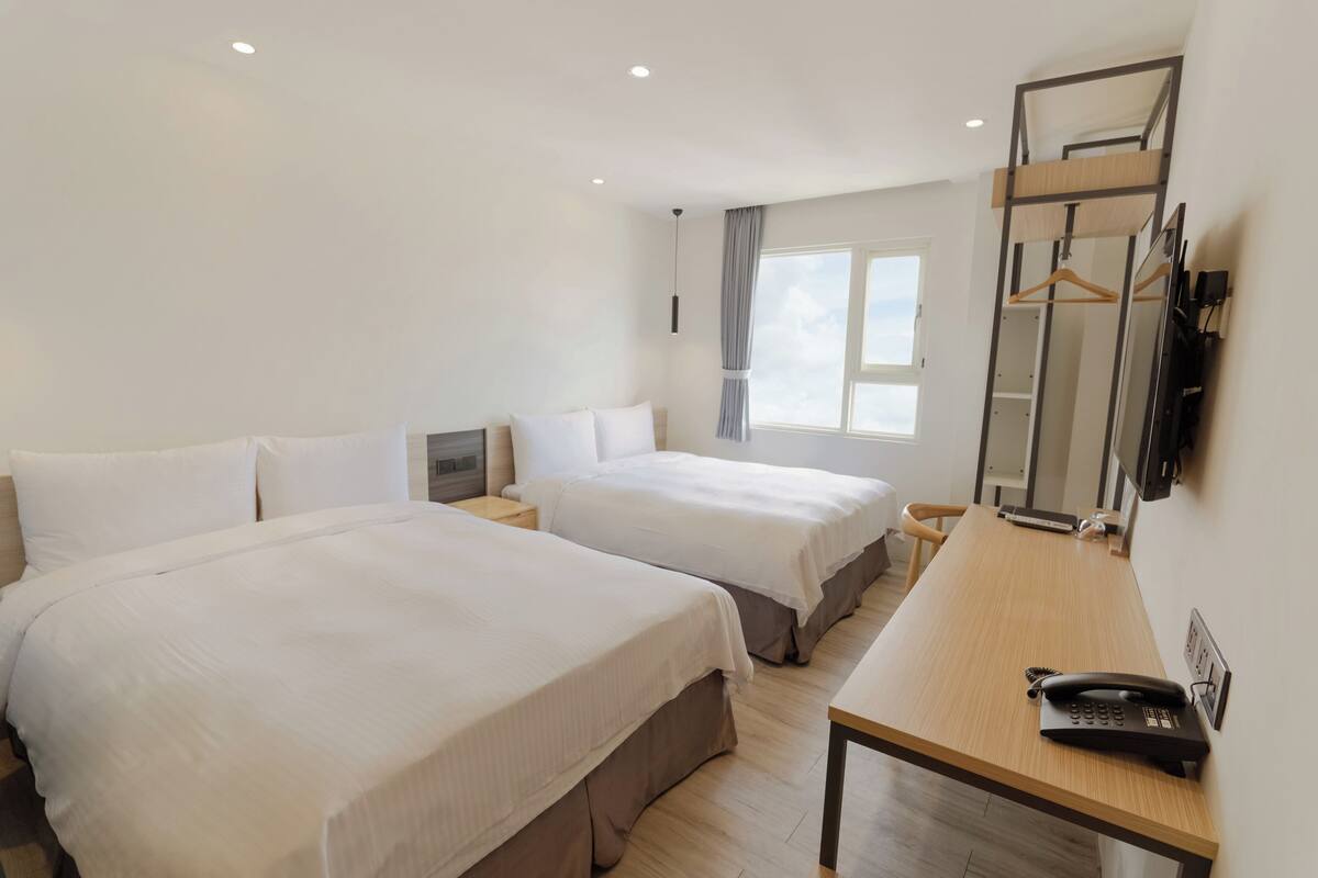 Standard-Vierbettzimmer | Daunenbettdecken, Zimmersafe, Schreibtisch