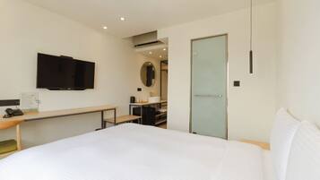 Economy Room | Hypo-allergenic bedding, down comforters, minibar, in-room safe