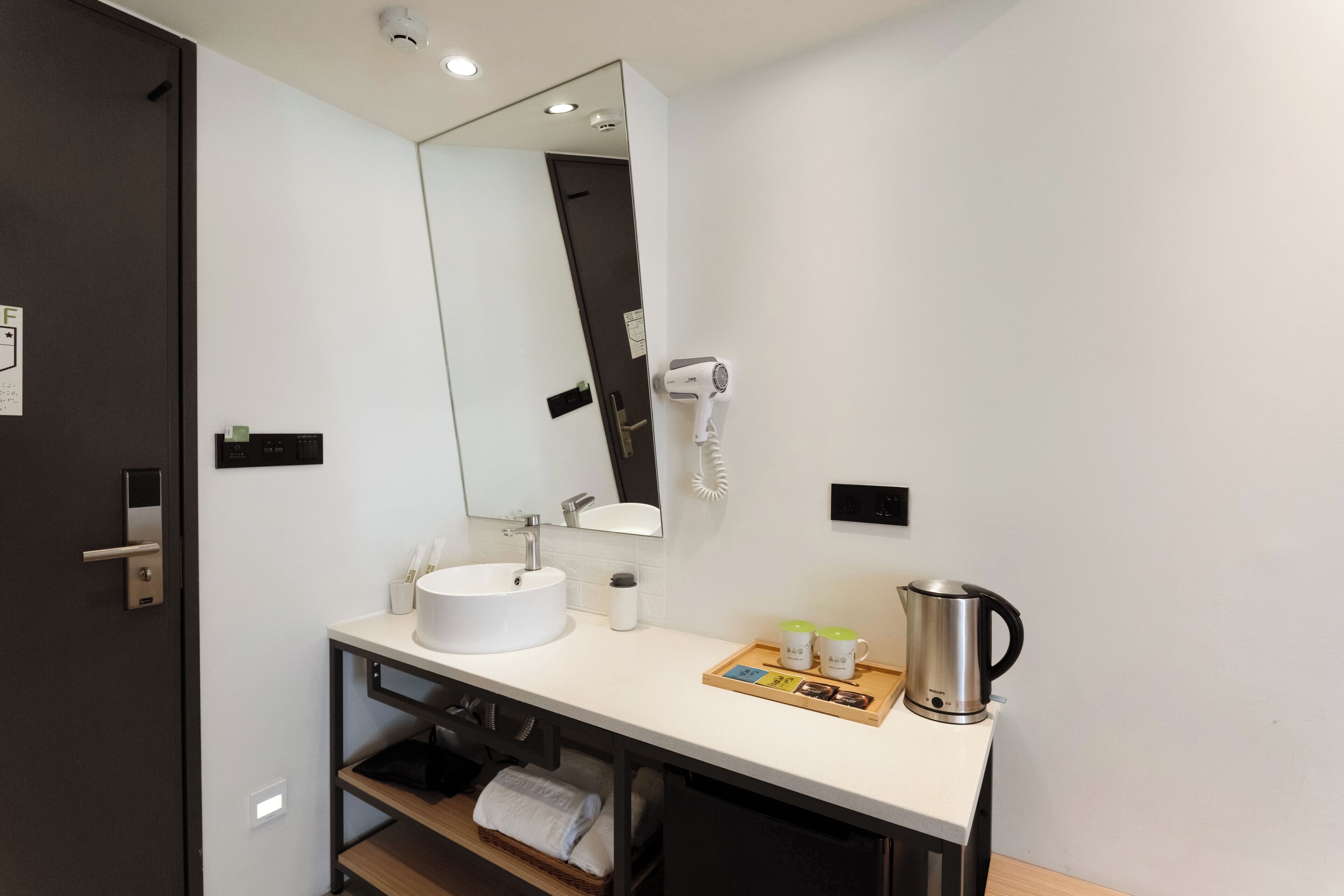 deluxe double room, non smoking, city view | 1 bedroom, hypo-allergenic bedding, down duvets, minibar