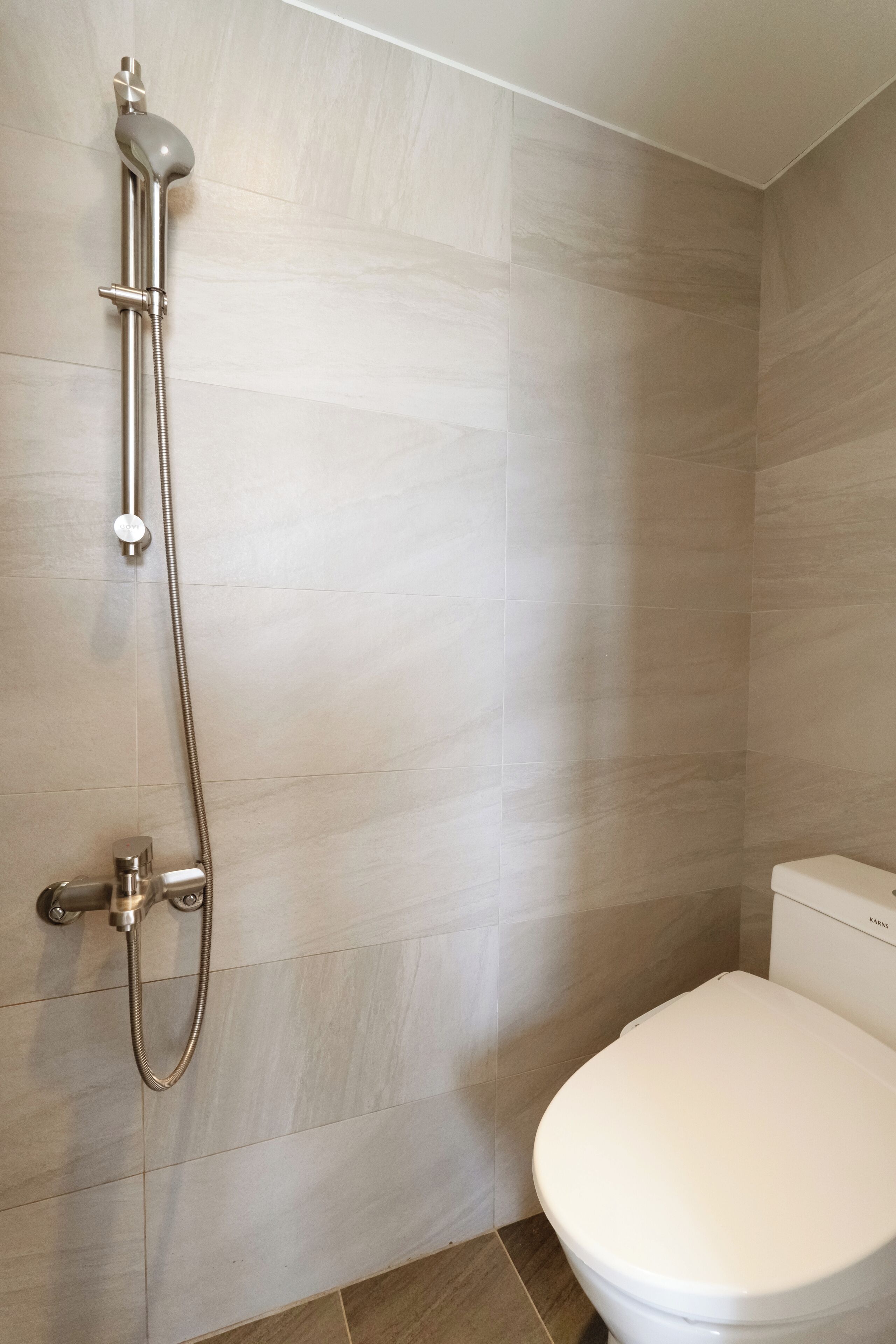 economy room | bathroom | separate bathtub and shower, rainfall showerhead, free toiletries