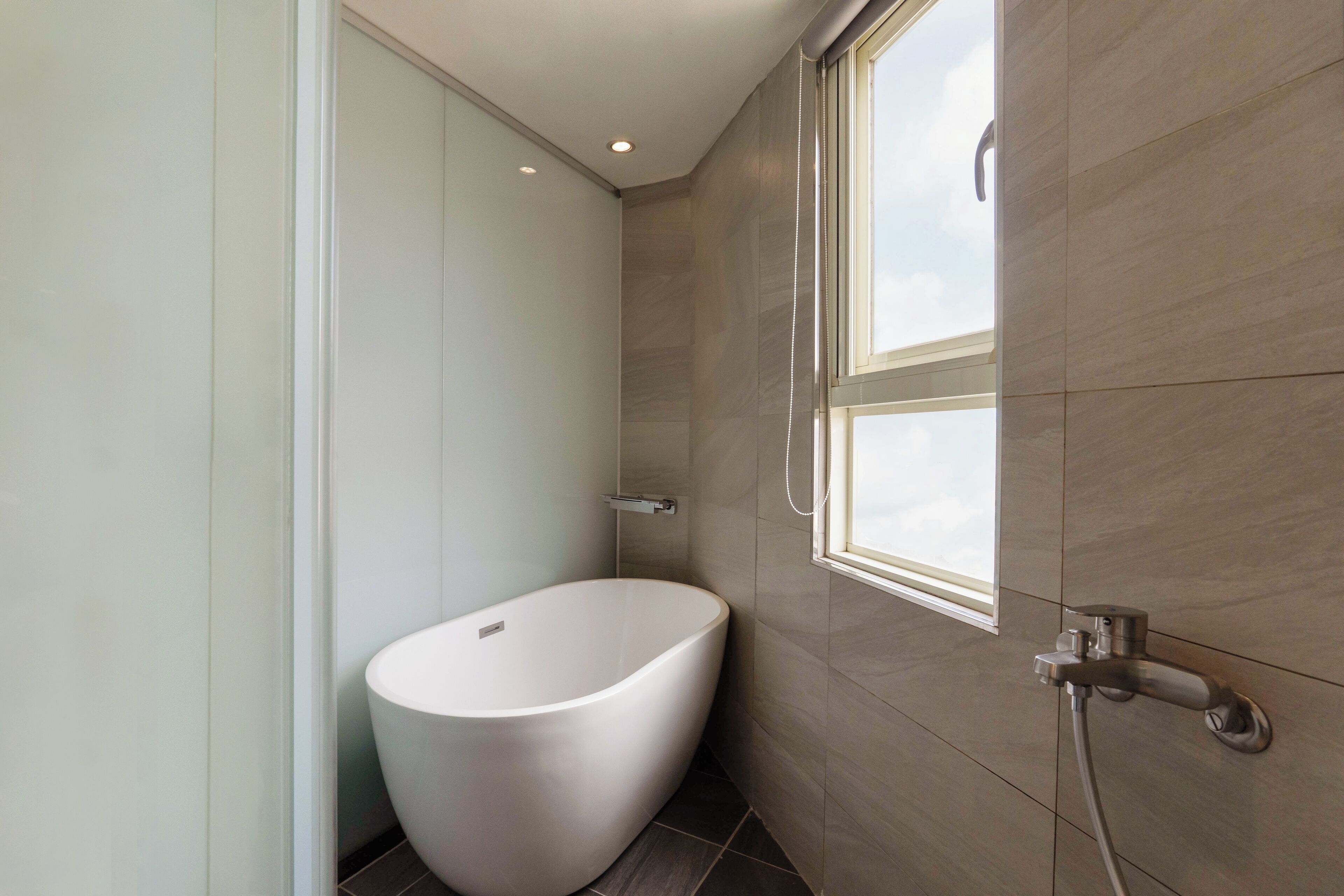 deluxe quadruple room | bathroom | separate bathtub and shower, rainfall showerhead, free toiletries