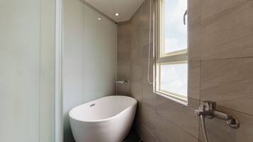 Deluxe Quadruple Room | Bathroom