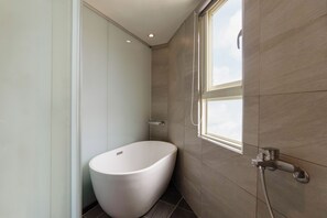 Chambre Quadruple Deluxe | Salle de bain | Baignoire et douche séparées, douche à « effet pluie »