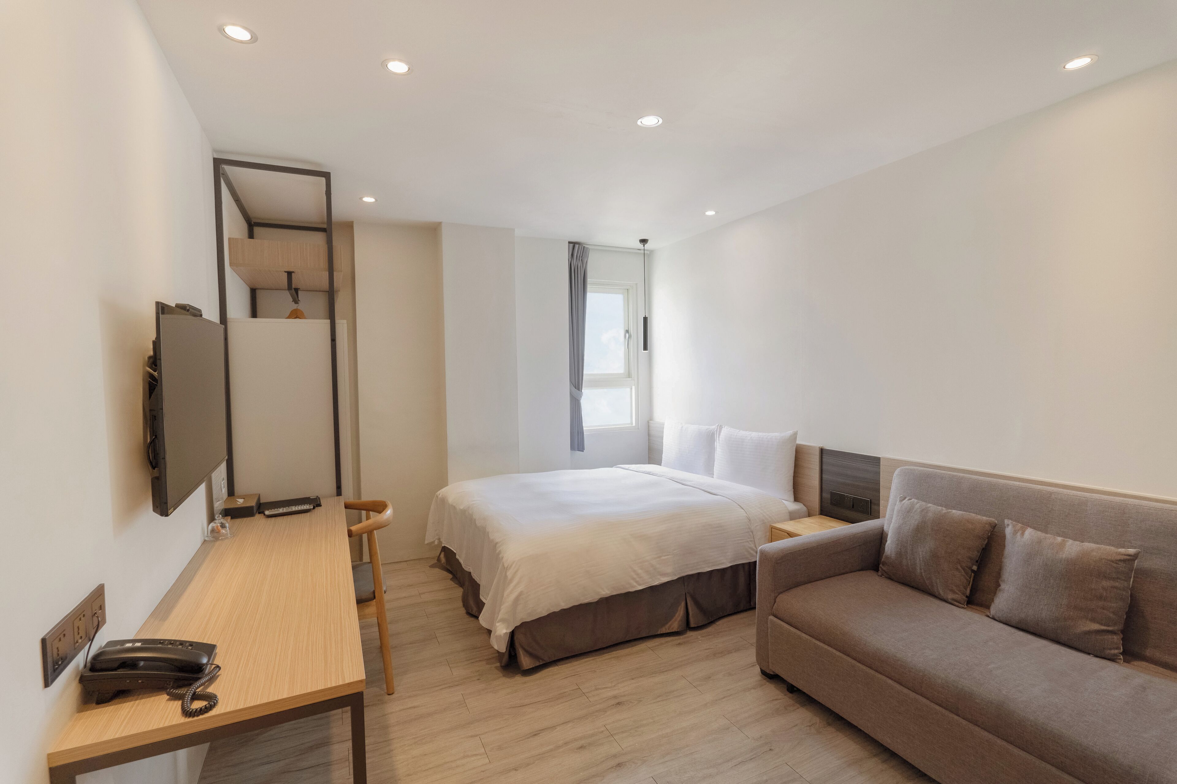 deluxe double room, non smoking, city view | 1 bedroom, hypo-allergenic bedding, down duvets, minibar