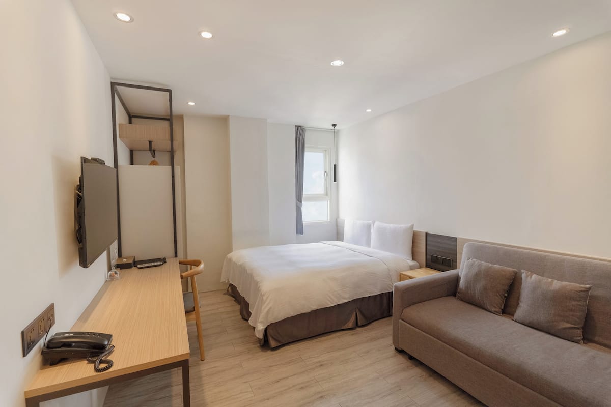 deluxe double room, non smoking, city view | 1 bedroom, hypo-allergenic bedding, down duvets, minibar