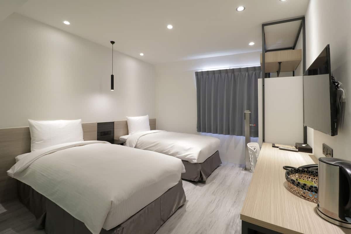 Economy-Zweibettzimmer | Daunenbettdecken, Zimmersafe, Schreibtisch