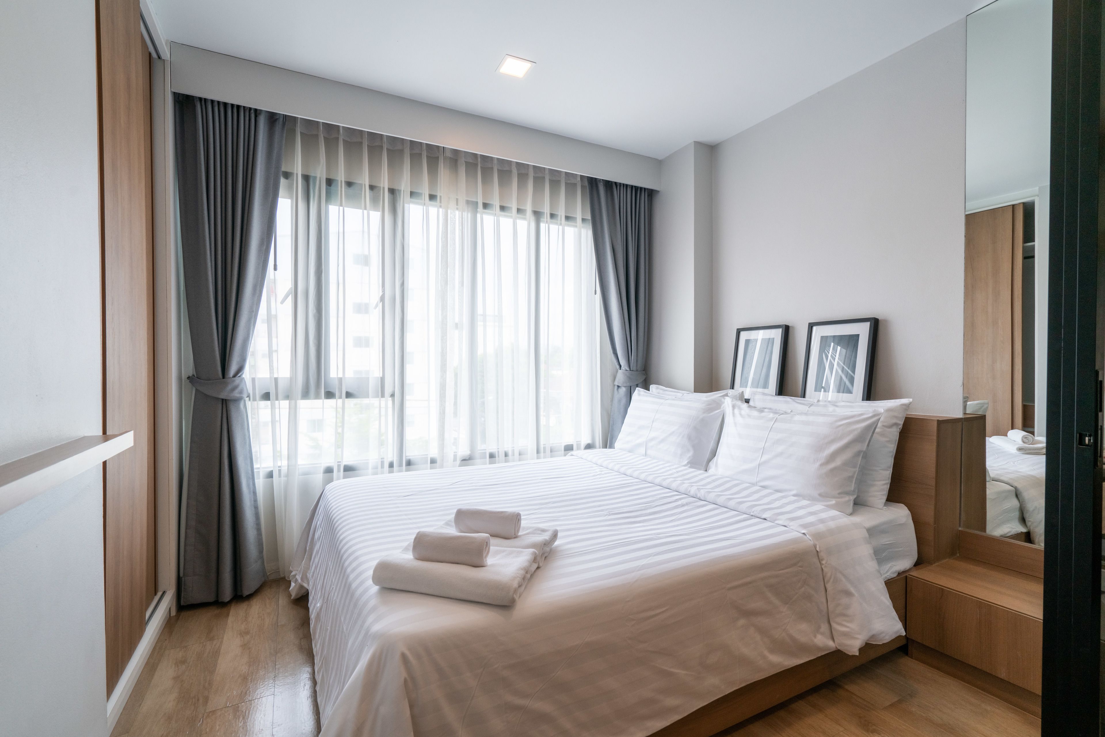 deluxe studio | blackout curtains, free wifi