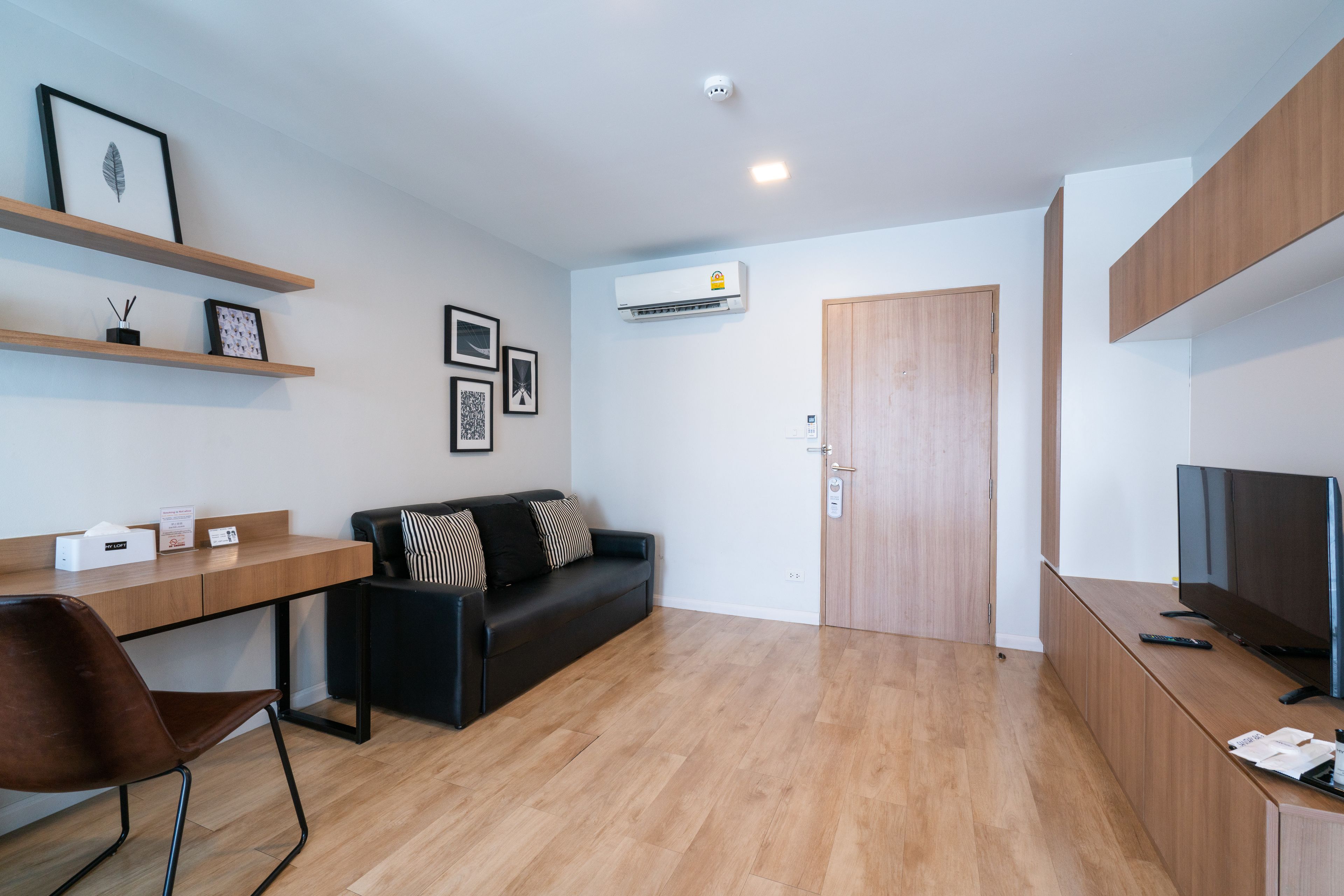 deluxe studio | living area | lcd tv