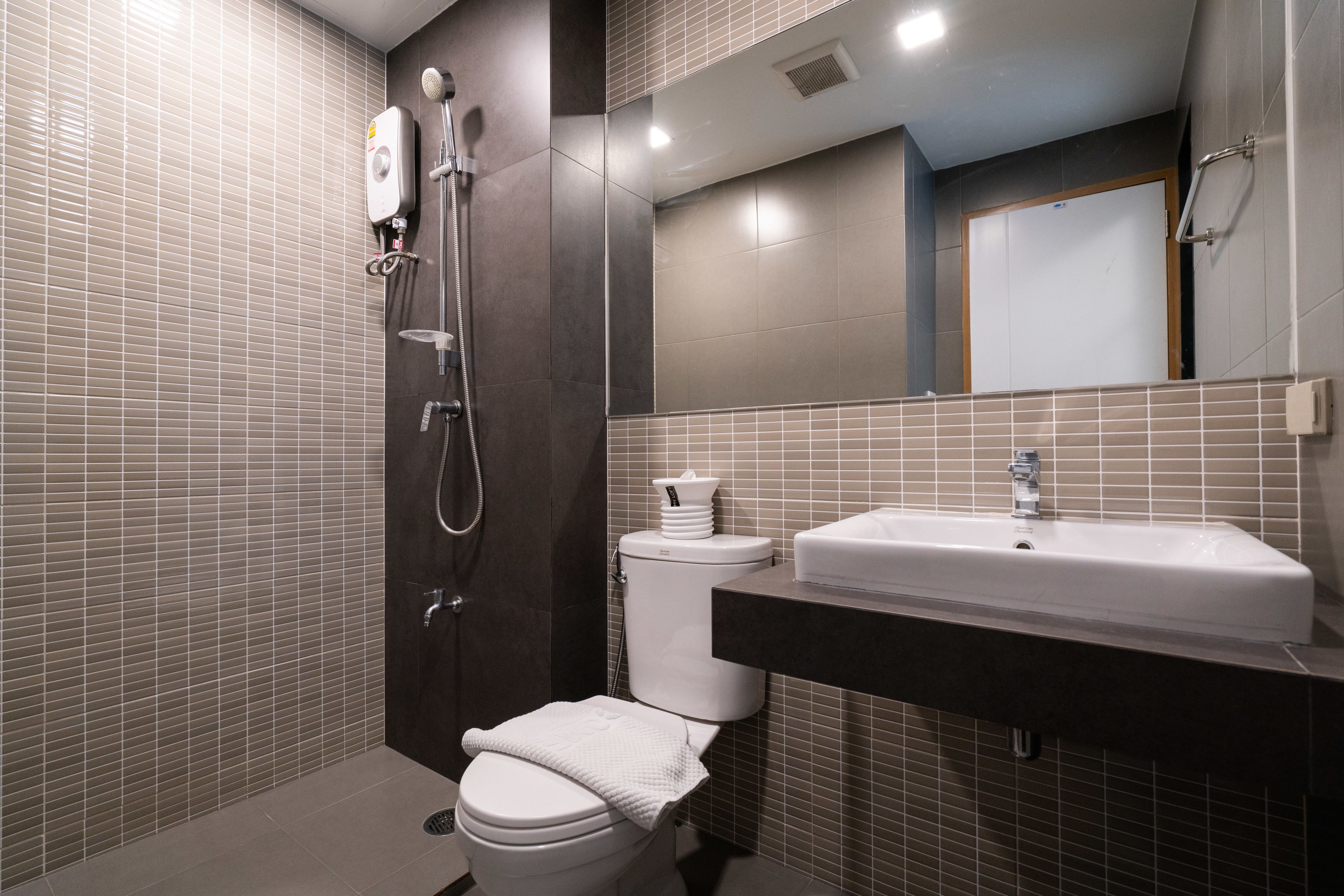 studio | bathroom | shower, free toiletries, hair dryer, slippers