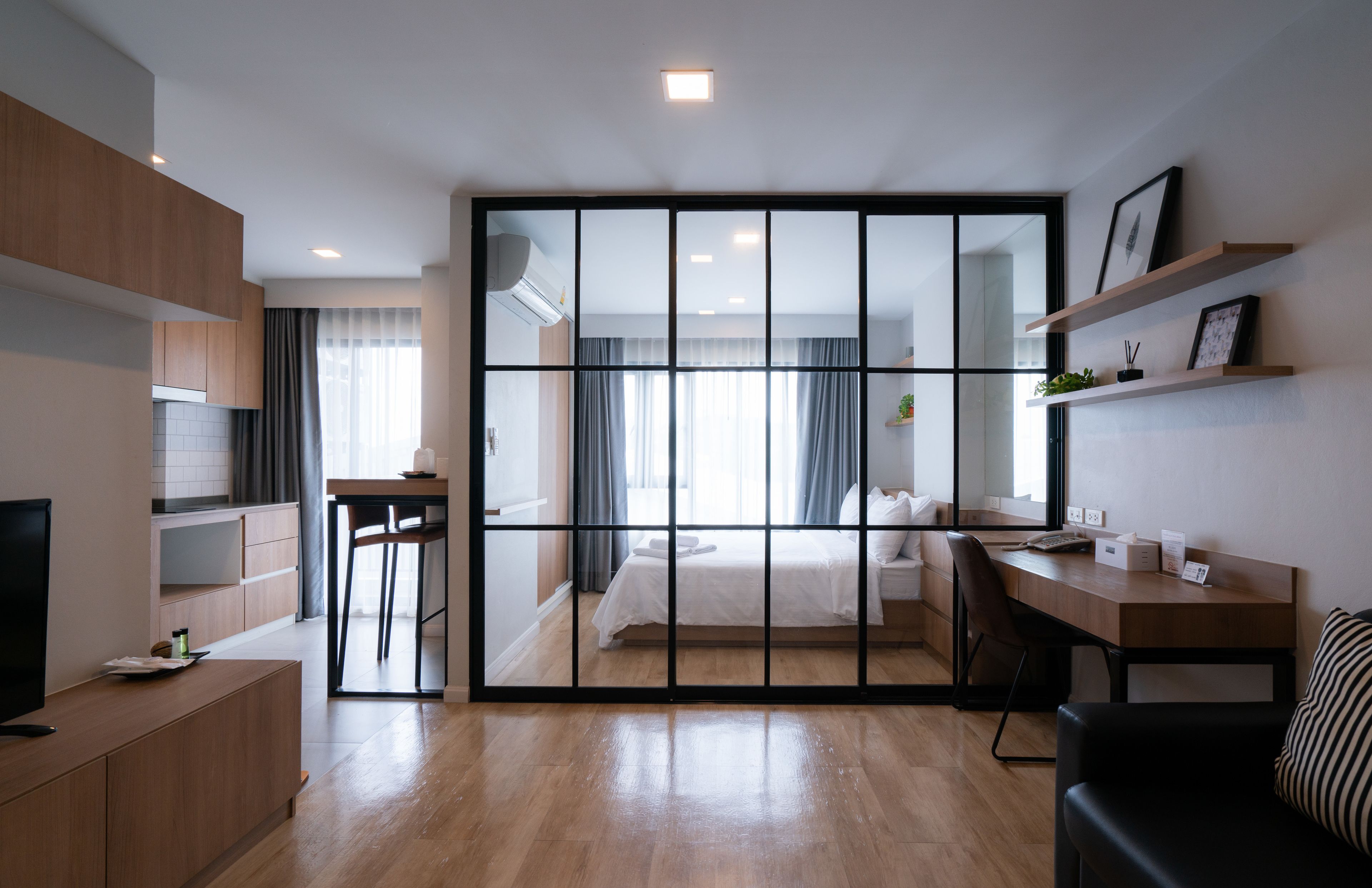 deluxe studio | living area | lcd tv