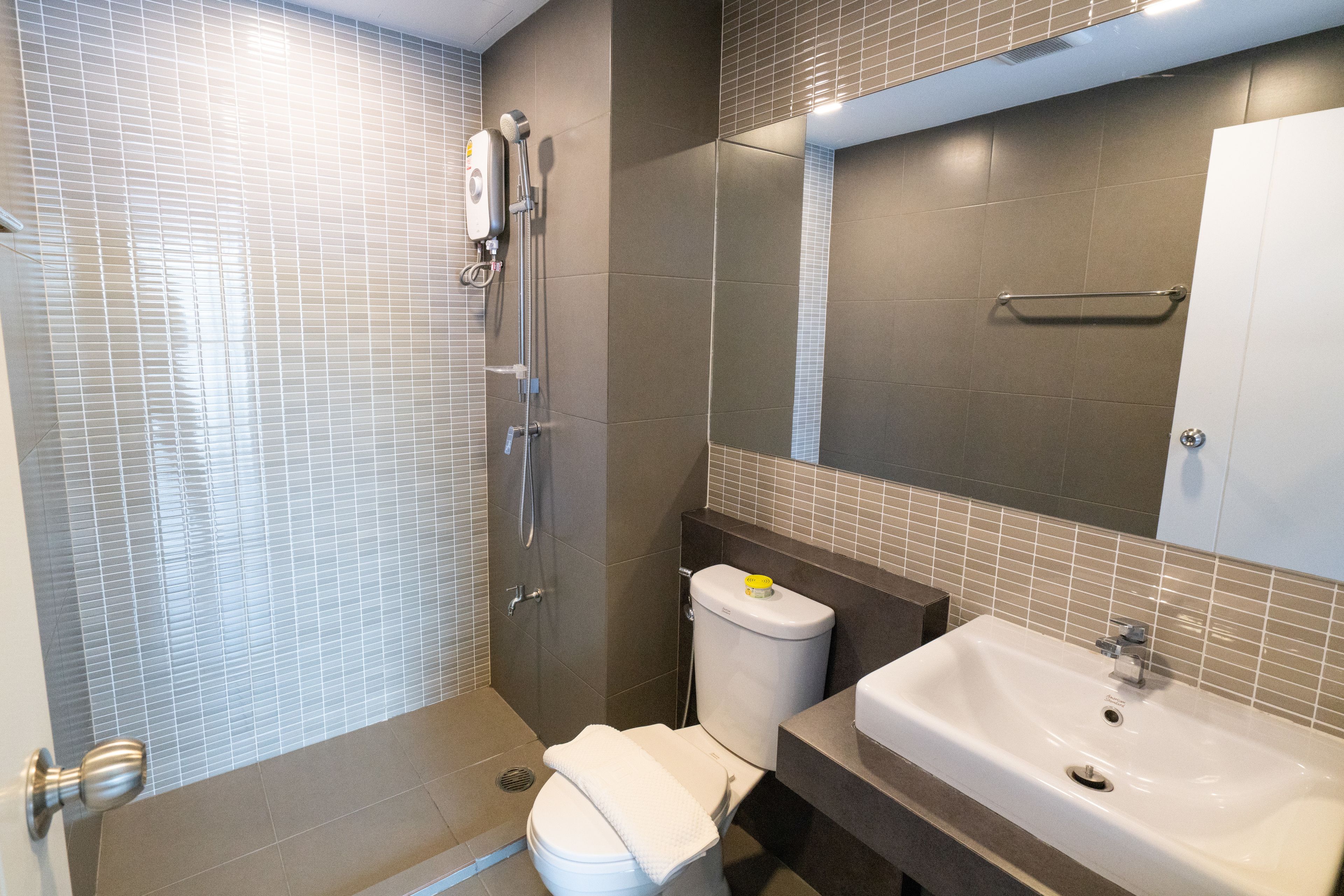 deluxe studio | bathroom | shower, free toiletries, hair dryer, slippers