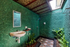 Shower, free toiletries, hair dryer, towels - Ayu Hill Bungalow (Penida Island)