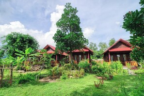 Double Room with Garden View | Bantalan ekstra lembut, meja kerja, dan ruang kerja ramah laptop