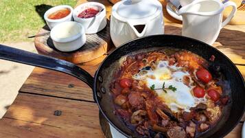 2 restaurants; breakfast, lunch and dinner served