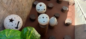 A courtyard with decorative planters and a brick wall. - HIGH SOBRADO STANDARD SEASON IN NEW CALDAS (CALDAS NOVAS)