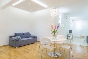 Deluxe Studio (Perfect Summer) | Living area | Fireplace