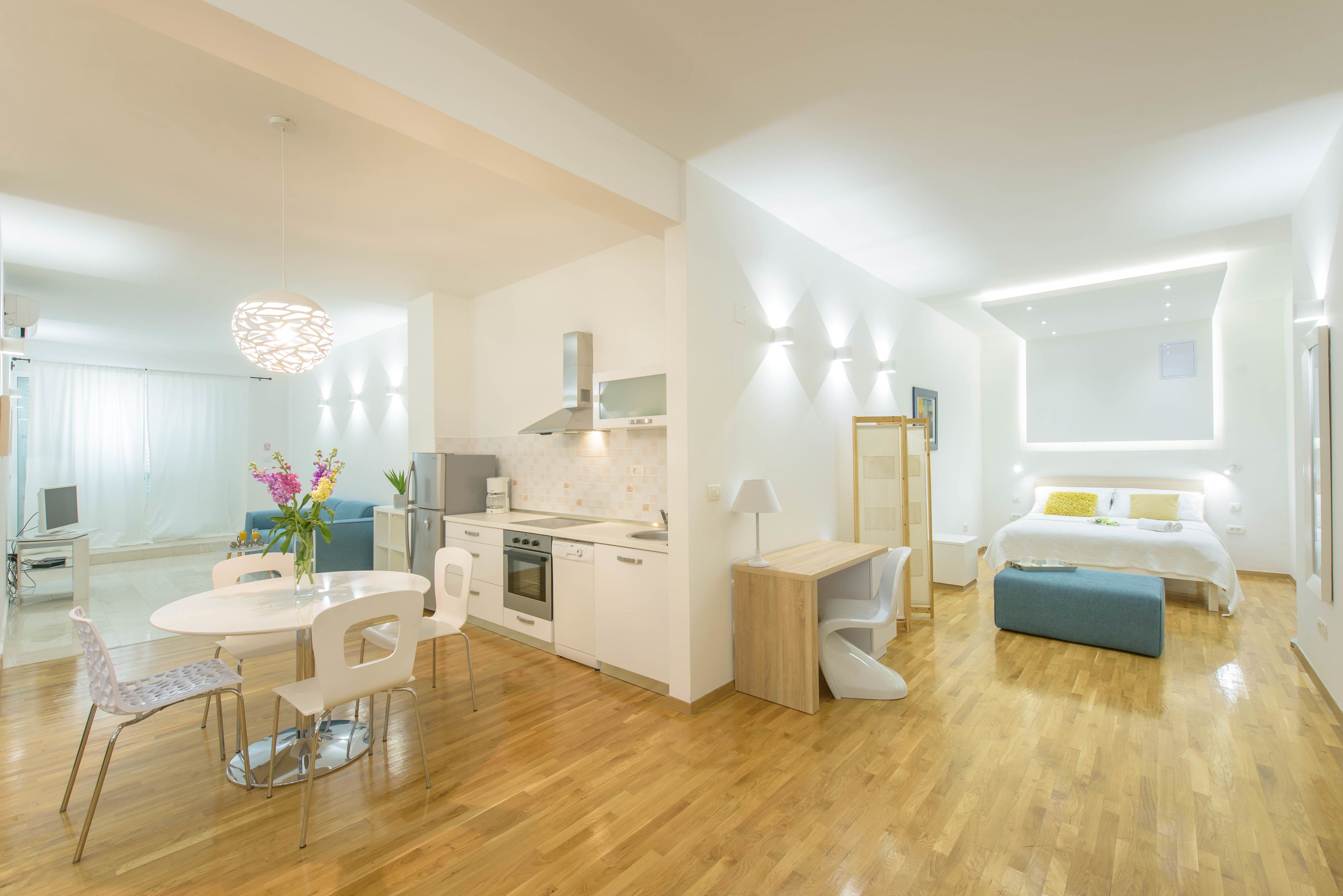 Deluxe Studio (Perfect Summer) | Desk, laptop workspace, iron/ironing board, free WiFi