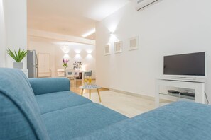 Deluxe Studio (Perfect Summer) | Living area | Fireplace - Deluxe Beach Apartments (Split)