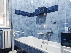 Séchoir à cheveux, serviettes fournies, savon, shampooing